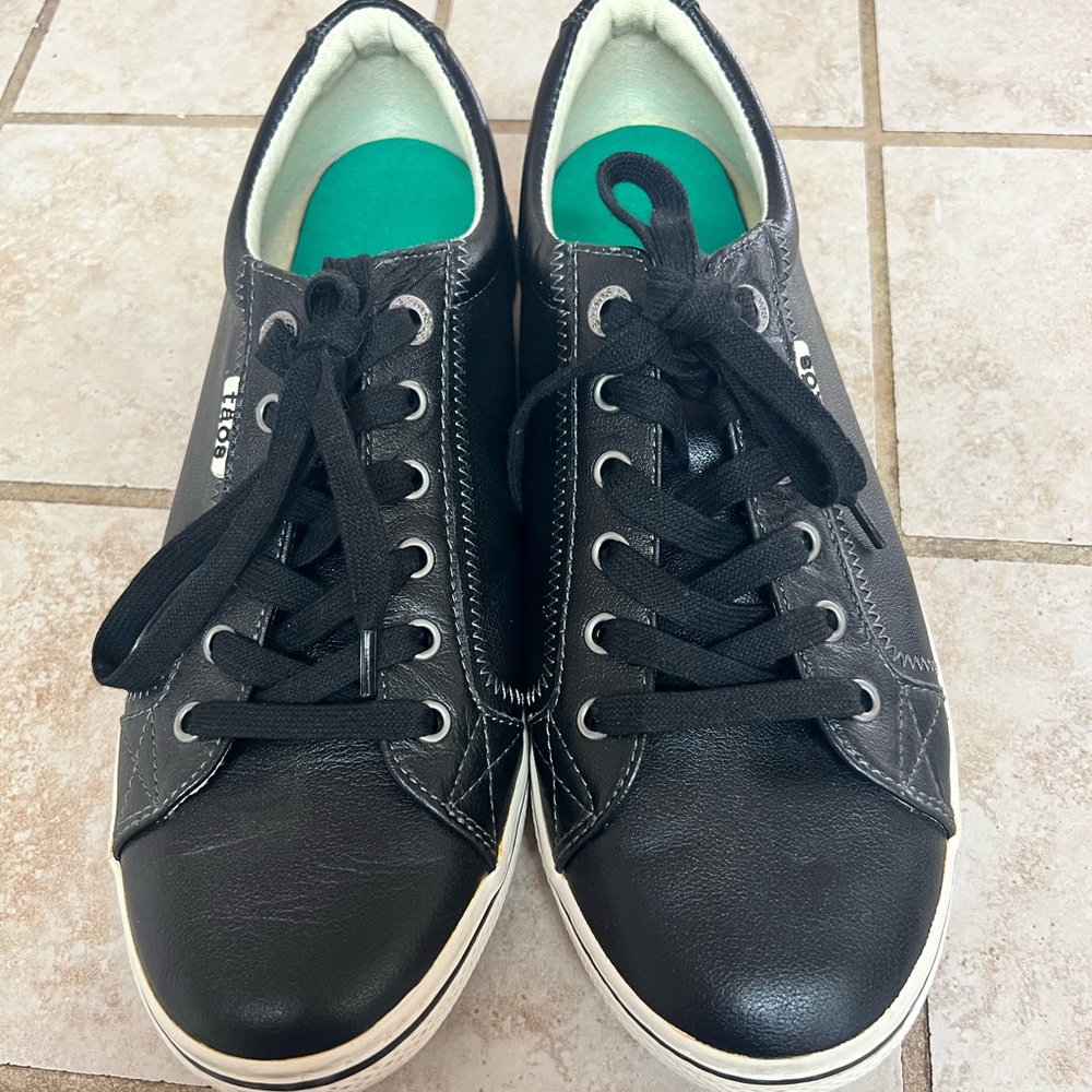 Taos Footwear Black Flats